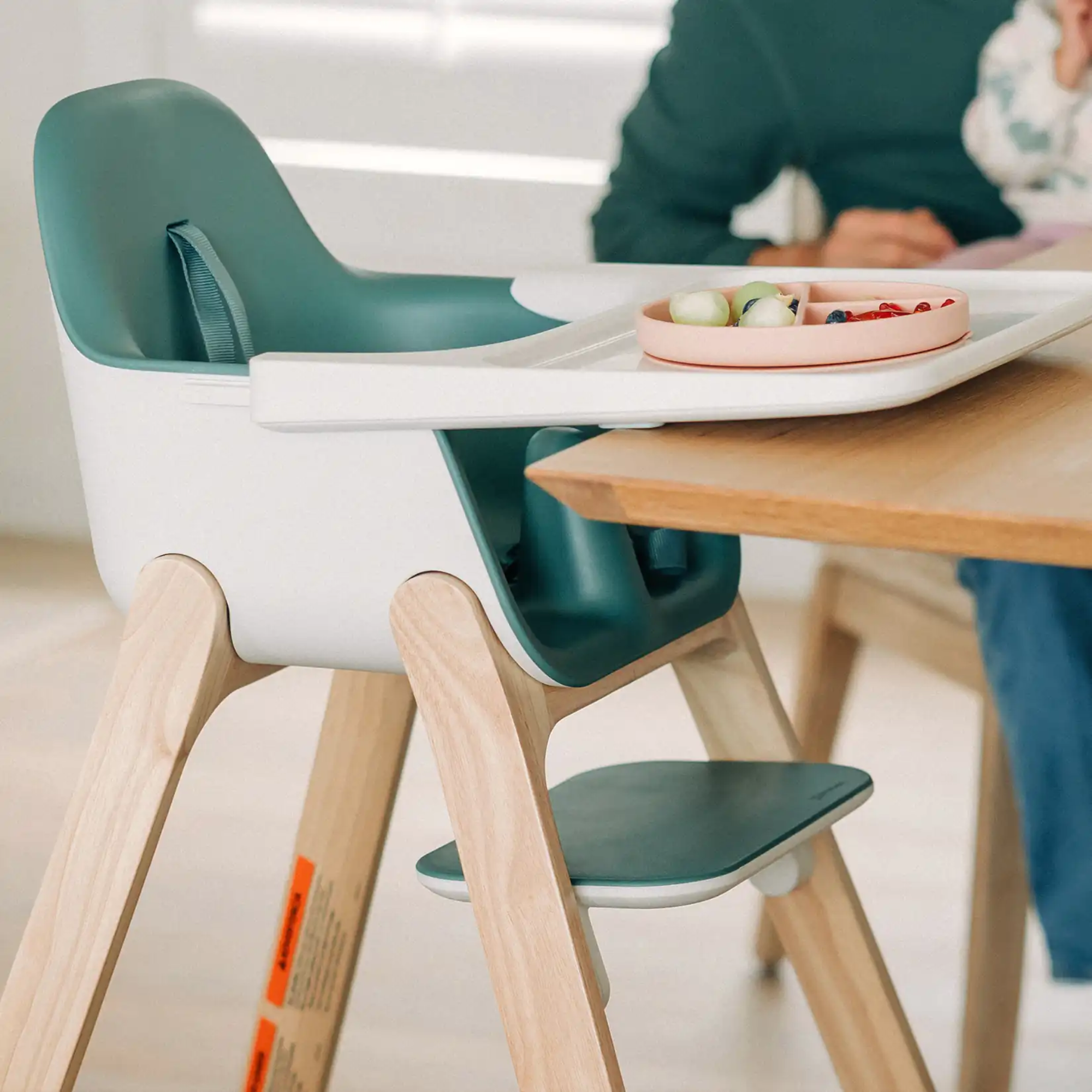 Silla Alta Ciro con Bandeja Ajustable, Arnés Seguro y Reposapiés 180° Certificación GREENGUARD