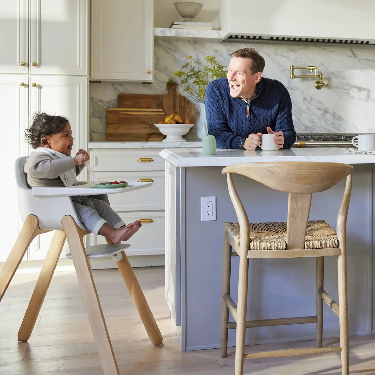 Silla Alta Ciro con Bandeja Ajustable, Arnés Seguro y Reposapiés 180° Certificación GREENGUARD