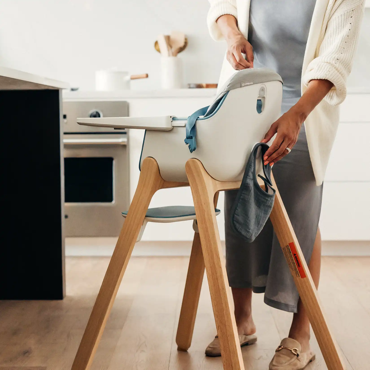 Silla Alta Ciro con Bandeja Ajustable, Arnés Seguro y Reposapiés 180° Certificación GREENGUARD