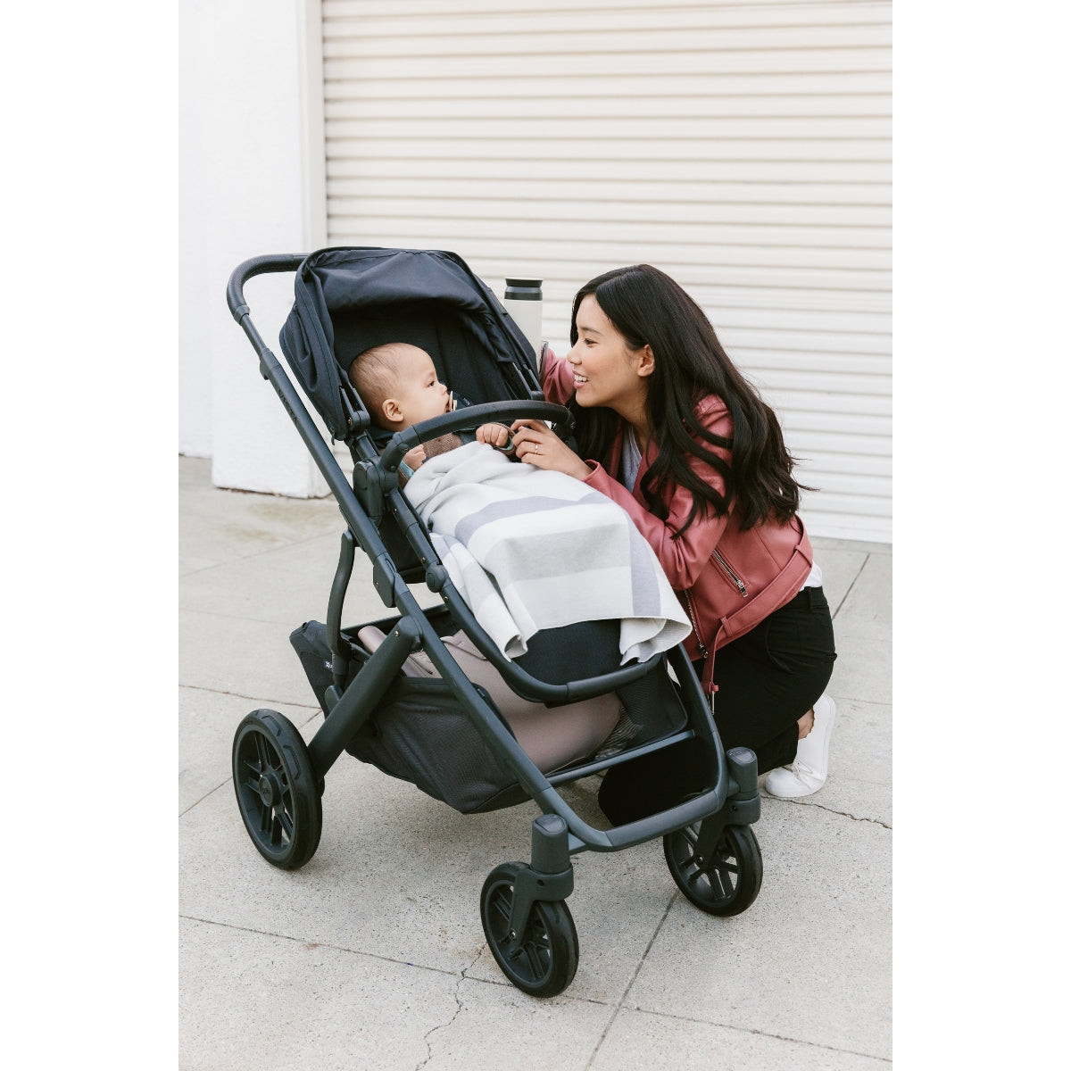 Carriola UPPAbaby Vista V2 Lucy: Mango Telescópico, Asiento Reversible y Toldo Expandible con Protección UPF 50+