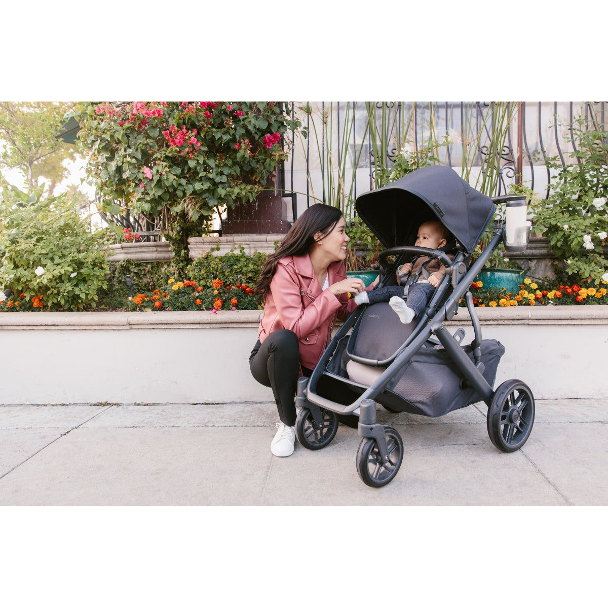 Carriola UPPAbaby Vista V2 Lucy: Mango Telescópico, Asiento Reversible y Toldo Expandible con Protección UPF 50+