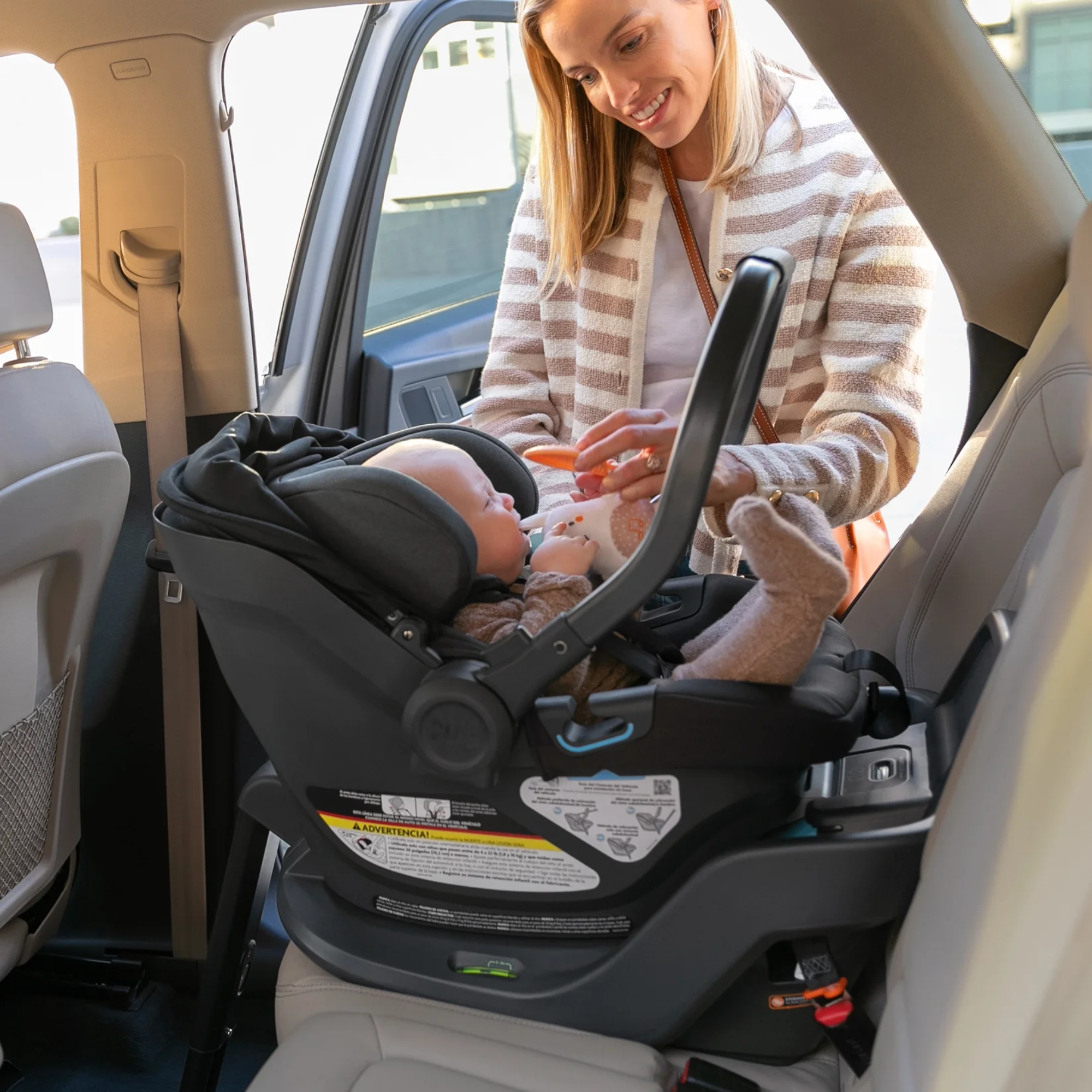 Autoasiento Aria V2 ultraligero 2,67 kg para bebé, con SmartSecure®, capota extragrande UPF50+, ventilación y asiento seguro y cómodo”